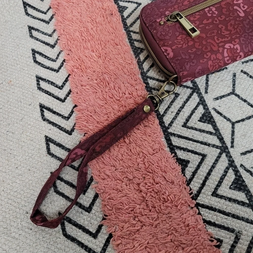 TRAVELON MAROON FLORAL FULL ZIPPER WALLET w WRISTLET